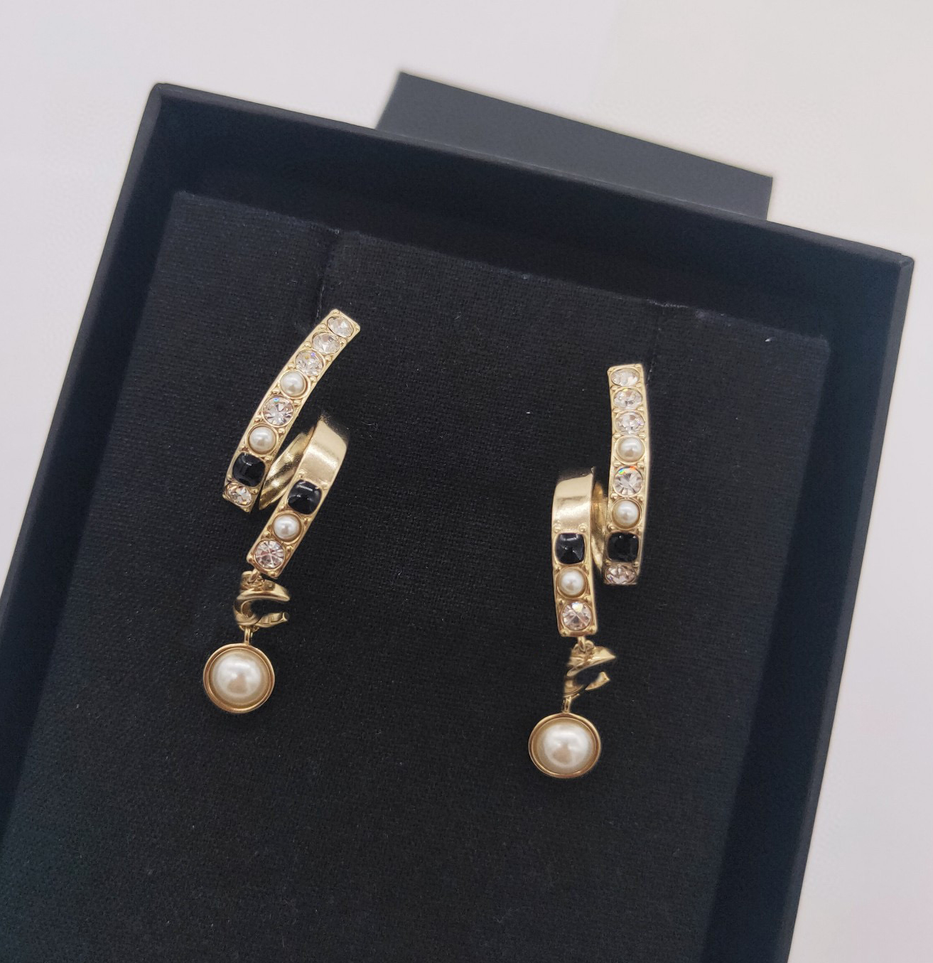2022 Luxury quality Charm drop earring with nature shell beads and black color sparkly diamond in 18k gold plated PS7179A
2022 Luxury quality Charm drop earring with nature shell beads and black color sparkly diamond in 18k gold plated PS7179A
