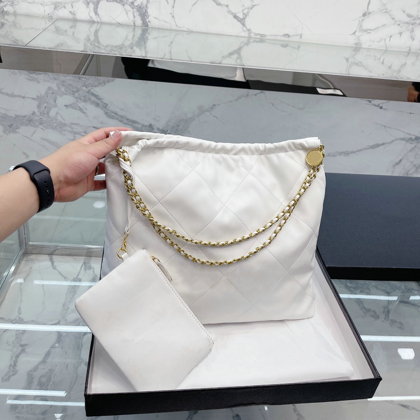 luxurys Designers new style Large shoulder bags Imported palm print Gold metal fittings The inner cloth bag is equipped with layer fashion Handbag, Red
luxurys Designers new style Large shoulder bags Imported palm print Gold metal fittings The inner cloth bag is equipped with layer fashion Handbag, Red