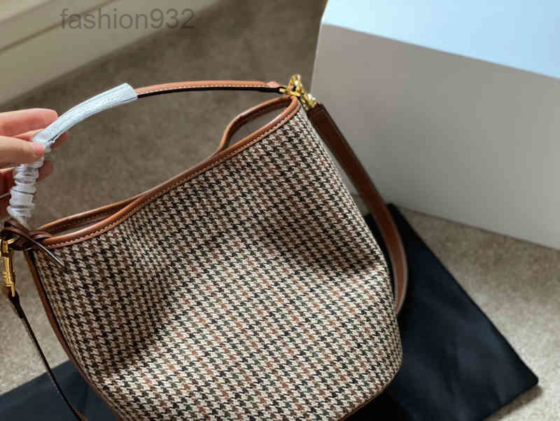 Evening Bags Shoulder Bags Luxury Brand Bucket Fashion Simple Square Bag Women's Designer High Quality Messenger Mobile Phone Handbags 2022
Evening Bags Shoulder Bags Luxury Brand Bucket Fashion Simple Square Bag Women's Designer High Quality Messenger Mobile Phone Handbags 2022