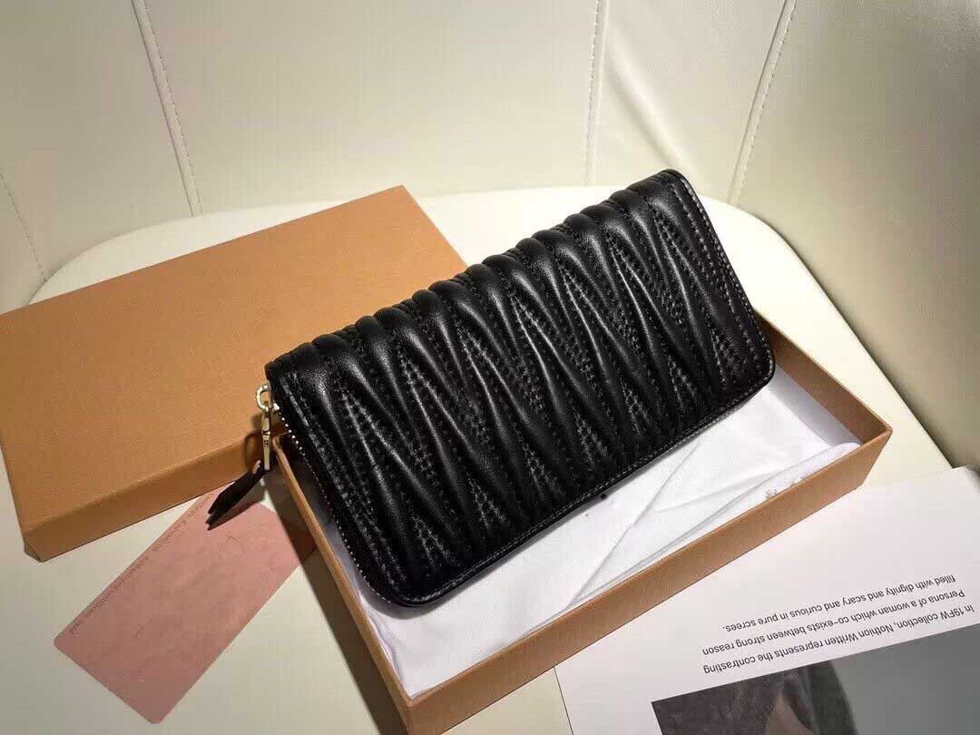 2022 topquality most fashionable zipper designer wallet cards and coins famous wallets Long credit card bag, Pink
2022 topquality most fashionable zipper designer wallet cards and coins famous wallets Long credit card bag, Pink