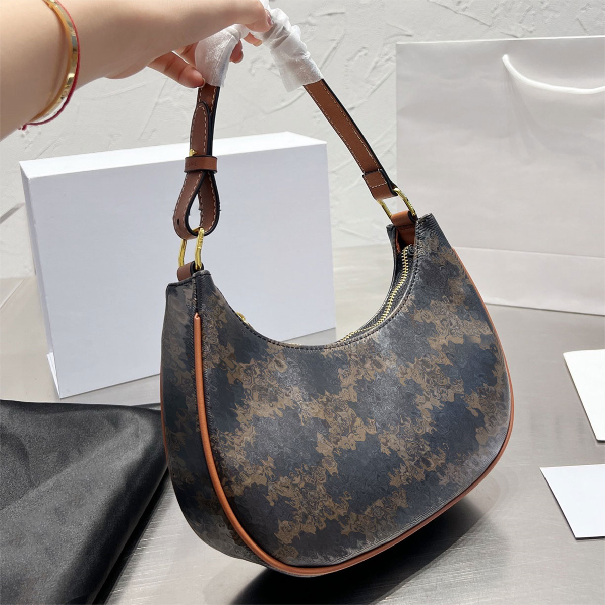 Luxury Ava Bag Canvas Suded Leather Designer Hobo Crossbody Women Handbag Inner Flat Pocket Tote Zipper Closure Shoulder Bags Purse
Luxury Ava Bag Canvas Suded Leather Designer Hobo Crossbody Women Handbag Inner Flat Pocket Tote Zipper Closure Shoulder Bags Purse