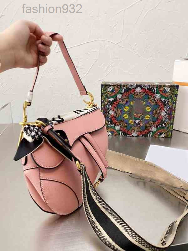 Evening Bags Crossbody Bags Women's Leather Saddle Wallet Brand Designer Handbag Pure Color Shoulder Simple Atmosphere Messenger women Purses 1027
Evening Bags Crossbody Bags Women's Leather Saddle Wallet Brand Designer Handbag Pure Color Shoulder Simple Atmosphere Messenger women Purses 1027