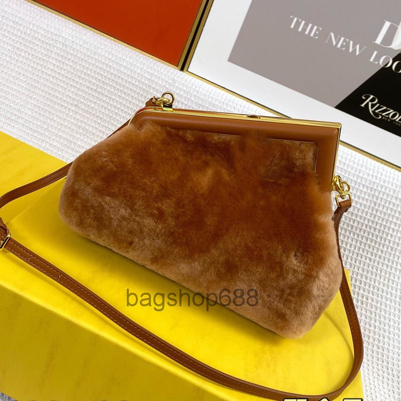 designer bags Fur Rabbit Clutch Bag Women Handbag Purse Winter furry Shoulder Crossbody Bags Fashion letter Clasp Detchable Strap Golden Har
designer bags Fur Rabbit Clutch Bag Women Handbag Purse Winter furry Shoulder Crossbody Bags Fashion letter Clasp Detchable Strap Golden Har
