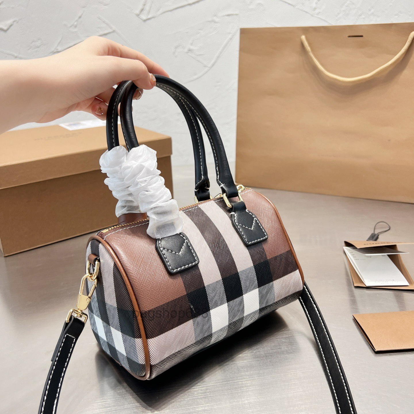 New Designer bags Fashion Luxury Version Simple Shoulder Bag Female Male Classic Plaid Barrel Clutch Single-room Crossbody Bag, Brown-18x12cm
New Designer bags Fashion Luxury Version Simple Shoulder Bag Female Male Classic Plaid Barrel Clutch Single-room Crossbody Bag, Brown-18x12cm