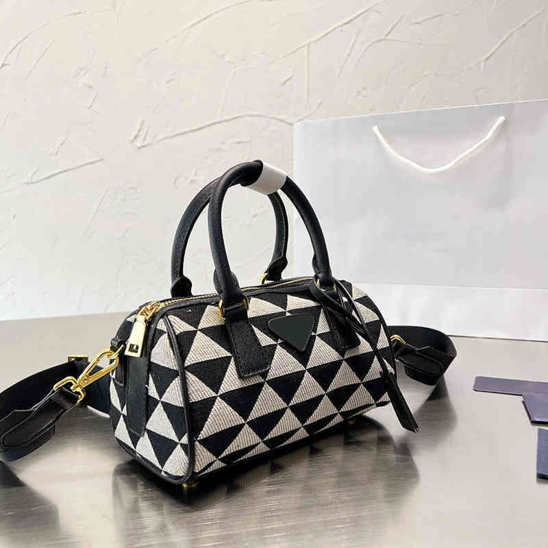 Designer bag Pillow Bags Luxury Prads Diagonal shoulder bag women Fashion Two-tone canvas Triangle Handbags handbag Wide Strap Crossbody wallet, Additional fast shipping
Designer bag Pillow Bags Luxury Prads Diagonal shoulder bag women Fashion Two-tone canvas Triangle Handbags handbag Wide Strap Crossbody wallet, Additional fast shipping