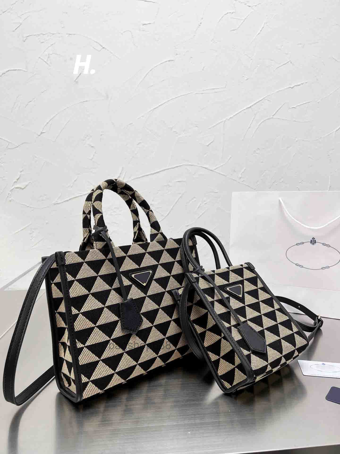 Large Tote designer bags mini Symbole jacquard fabric handbag shoulder bags Women Designers Shopping bags satchel highs Quality luxury messenger, Black/beige
Large Tote designer bags mini Symbole jacquard fabric handbag shoulder bags Women Designers Shopping bags satchel highs Quality luxury messenger, Black/beige