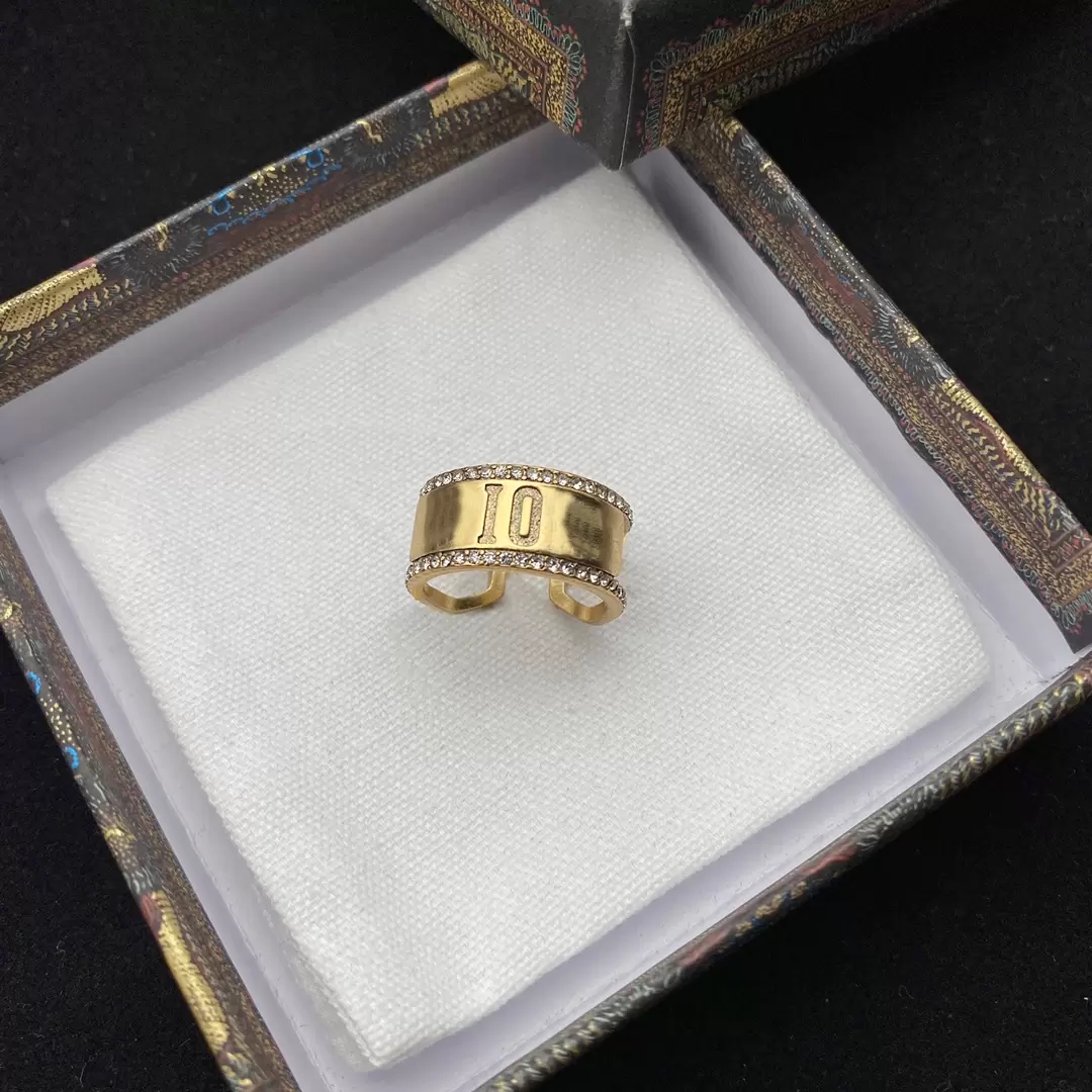 Designer Jewelry Letter Band Rings Golden Mens Party Luxury Wedding Classic Couple Clothes Ornament Engagement Rings Vintage For Women with Box
Designer Jewelry Letter Band Rings Golden Mens Party Luxury Wedding Classic Couple Clothes Ornament Engagement Rings Vintage For Women with Box