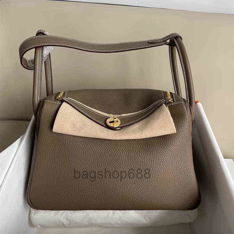 Designer Bags Lindys h Hand Sewed Lind Tc Cow Leather Mini Doctor Wax Thread 26/30 Messenger bag One Shoulder Fashion bags, Almond green 19cm
Designer Bags Lindys h Hand Sewed Lind Tc Cow Leather Mini Doctor Wax Thread 26/30 Messenger bag One Shoulder Fashion bags, Almond green 19cm