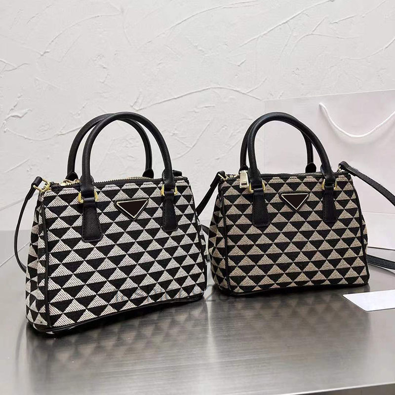 Galleria Luxurys Designer Bag Ladies Handbag Leather fabric triangle pattern Women Totes Crossbody Tote Top Quality Newest Symbole 2022, Khaki
Galleria Luxurys Designer Bag Ladies Handbag Leather fabric triangle pattern Women Totes Crossbody Tote Top Quality Newest Symbole 2022, Khaki