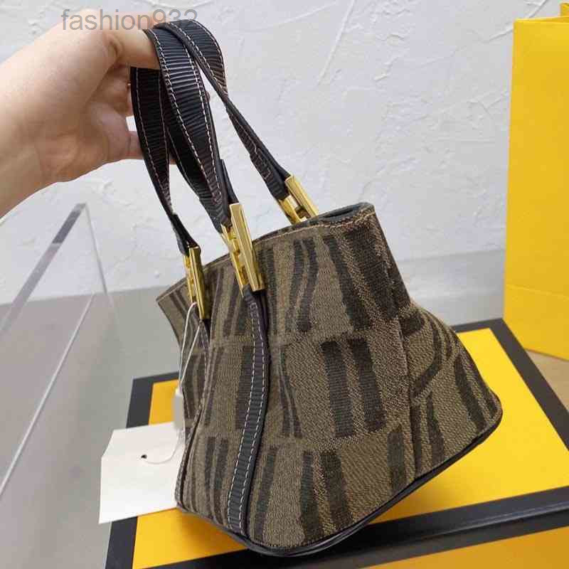 Evening Bags Vintage Tote Bags Women Letter Print Handbag Shoulder Packs Leather Designer Crossbody Female Purses 2022, Brown
Evening Bags Vintage Tote Bags Women Letter Print Handbag Shoulder Packs Leather Designer Crossbody Female Purses 2022, Brown