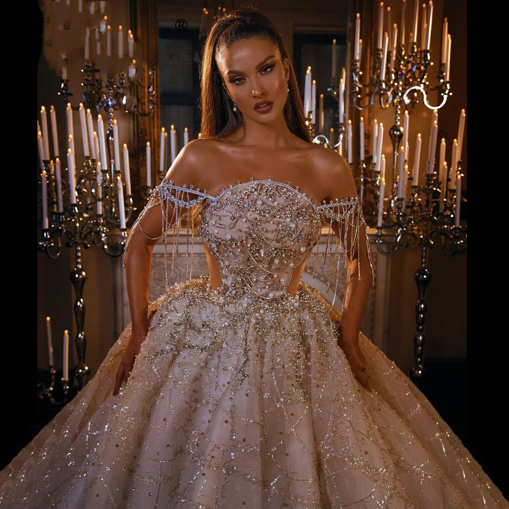 Exquisite Ball Gown Wedding Dresses Bateau Neck Sleeveless Off Shoulder Sequins Shiny Appliques Lace Ruffles Floor Length Bridal Gowns Plus Size robes