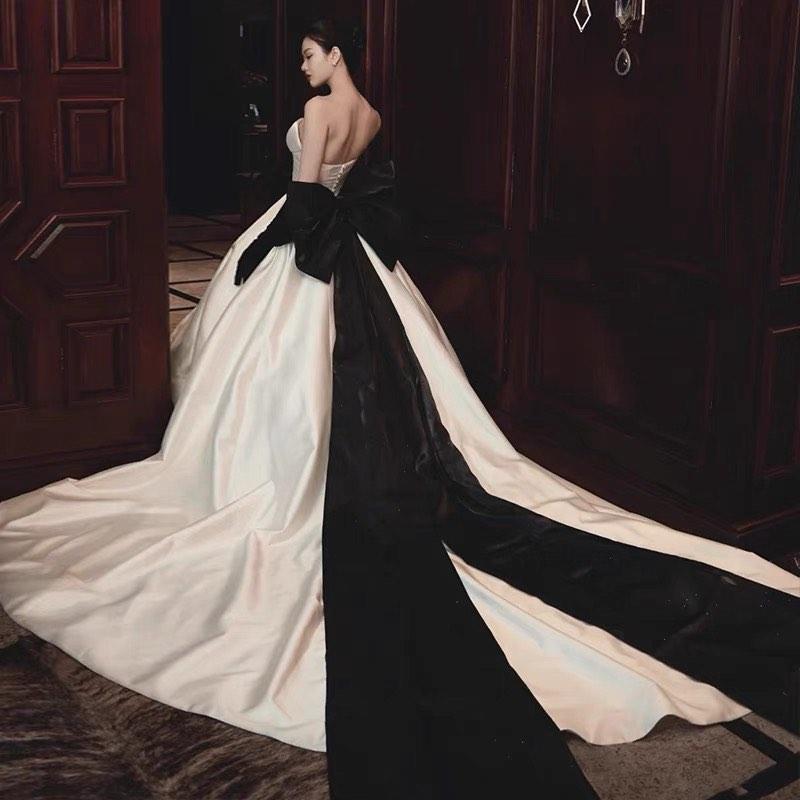 Vintage Black And White Wedding Dress Strapless Big Bow Back Simple A Line Satin Bridal Gowns Court Train Bride Reception Dresses With Velvet Gloves