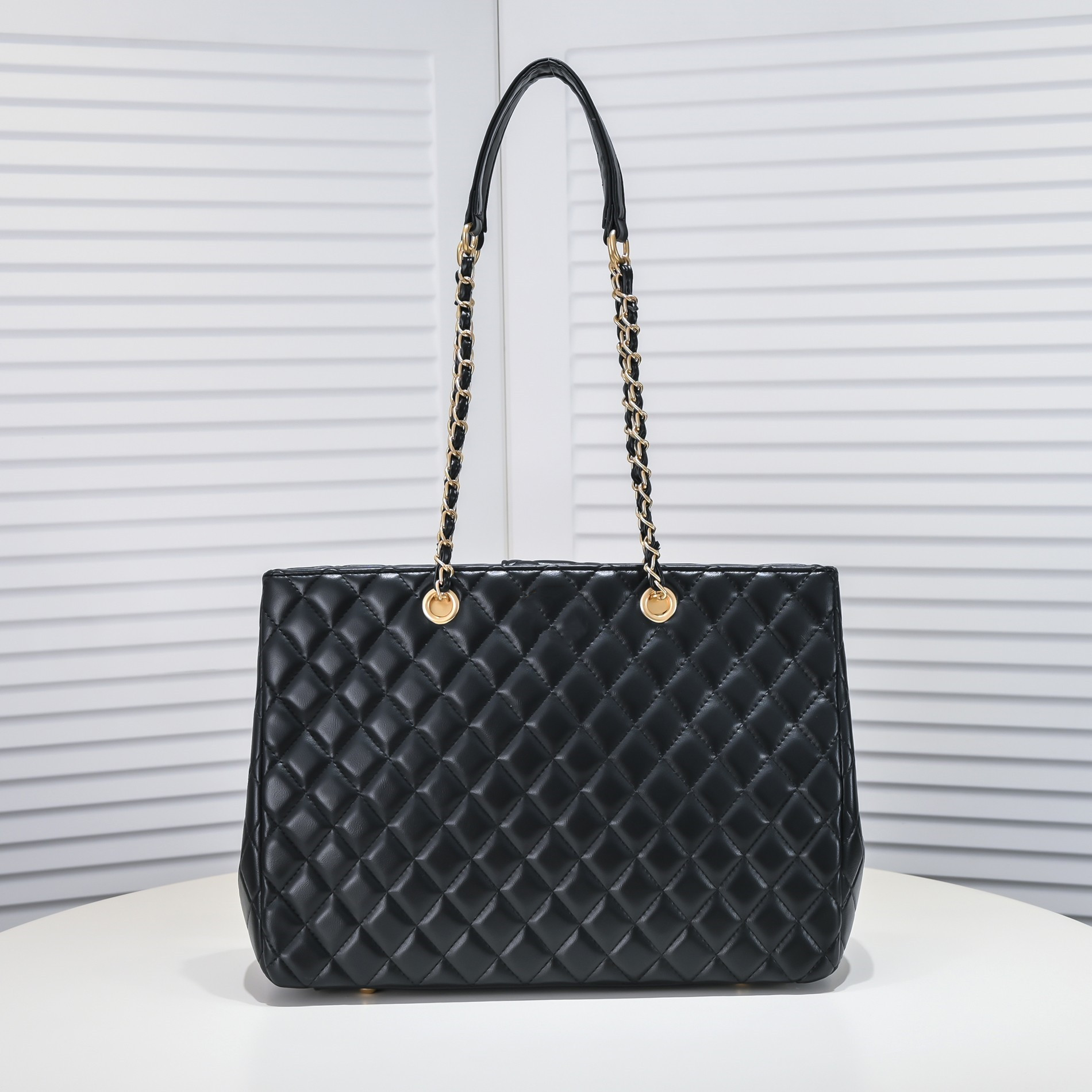 Top quality Luxurious Designers Bags Women Fashion handbag Lambskin Commuter Tote One Shoulder bag Diamond Chain Bag C17, White
Top quality Luxurious Designers Bags Women Fashion handbag Lambskin Commuter Tote One Shoulder bag Diamond Chain Bag C17, White