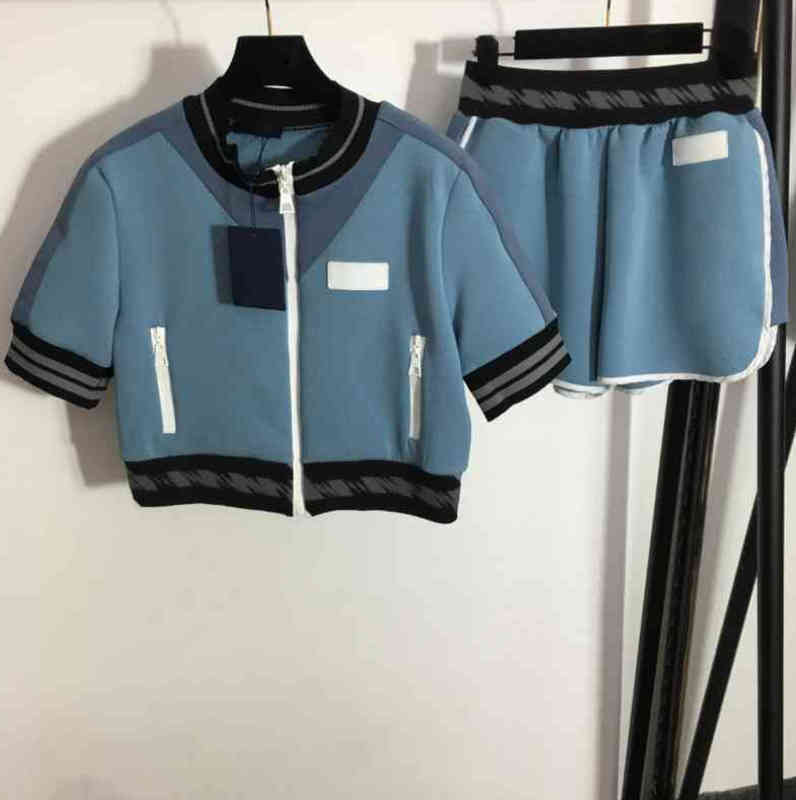 Womens Two Piece Pants Webbing Waist Zip Pocket Stand Collar Cotton Jacket Top And Casual Shorts 2 Piece Sets Luxury Designer Tracksuits
Womens Two Piece Pants Webbing Waist Zip Pocket Stand Collar Cotton Jacket Top And Casual Shorts 2 Piece Sets Luxury Designer Tracksuits