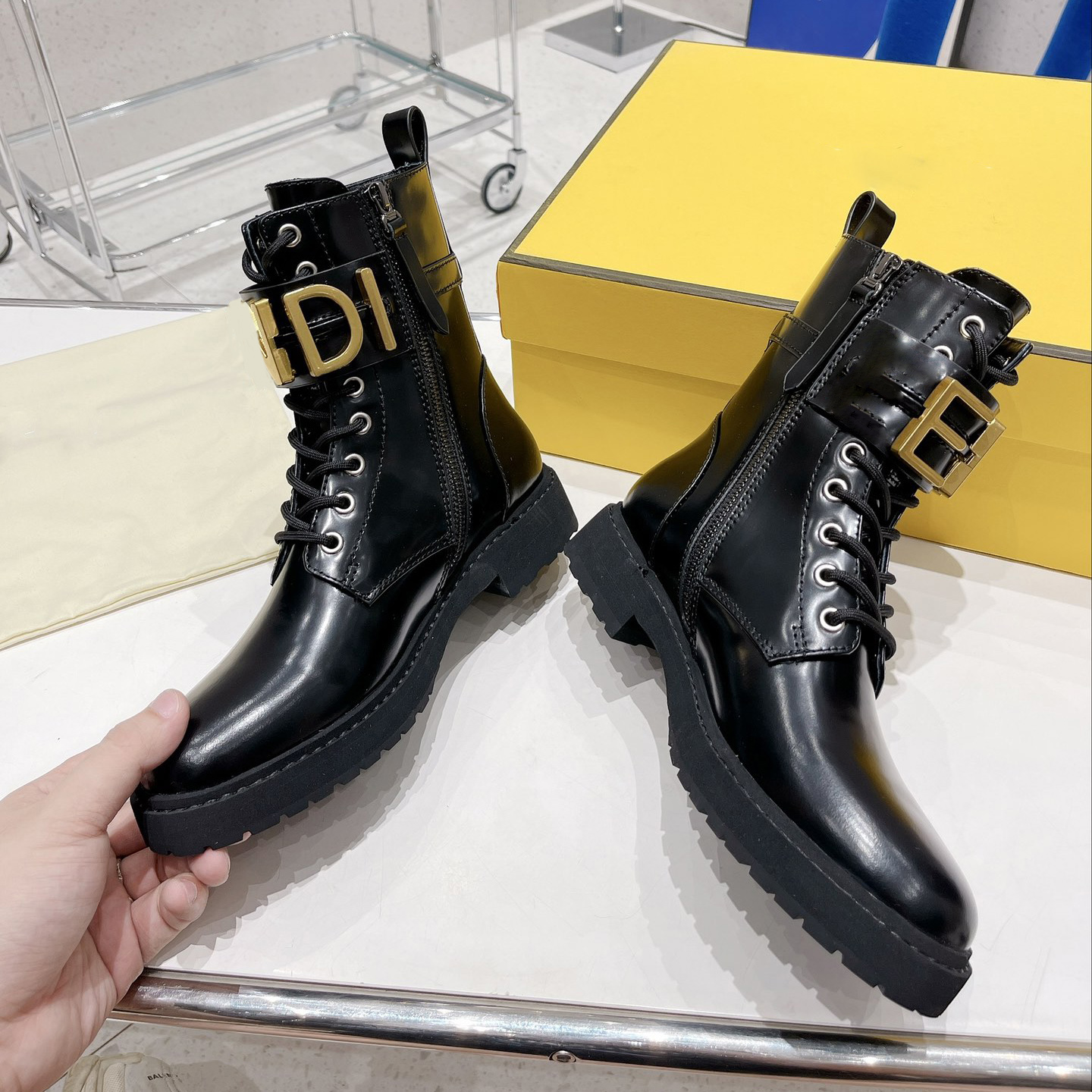 Casual Martin Boots Metal buckle women shoes luxury designers zipper chunky platform Ankle booties Genuine leather lace up womens combat boot 35-42, Black cowskin
Casual Martin Boots Metal buckle women shoes luxury designers zipper chunky platform Ankle booties Genuine leather lace up womens combat boot 35-42, Black cowskin