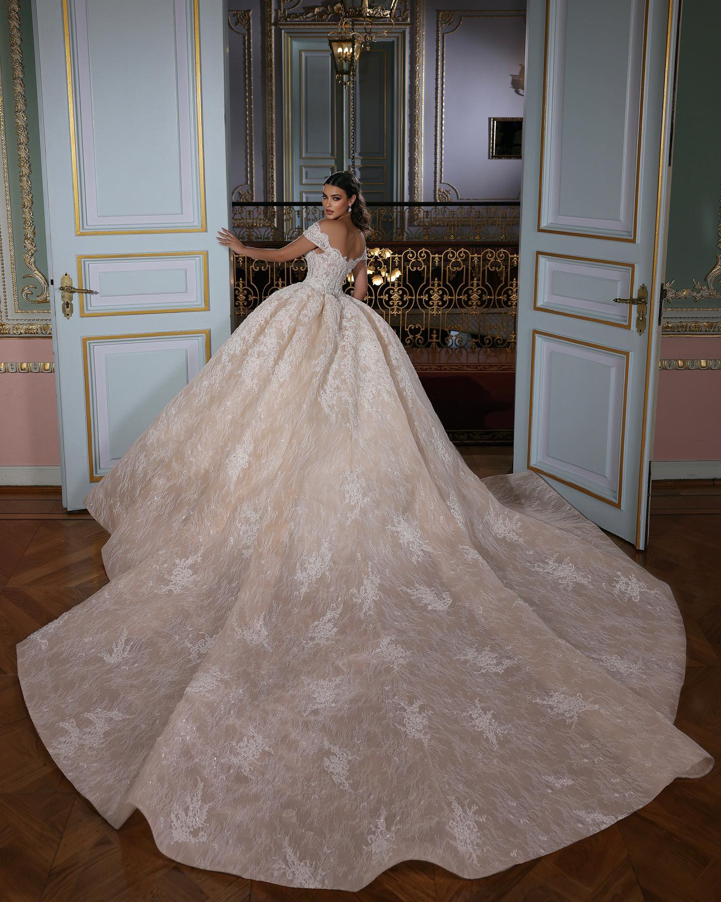 Vintage Dubai Ball Gown Wedding Dresses Bridal Gowns Crystal Off The Shoulder Arabic Lace Appliqued Robes De Mariee