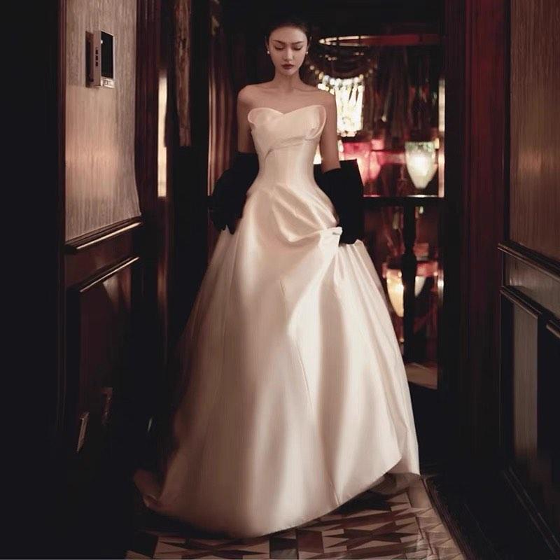 Vintage Black And White Wedding Dress Strapless Big Bow Back Simple A Line Satin Bridal Gowns Court Train Bride Reception Dresses With Velvet Gloves