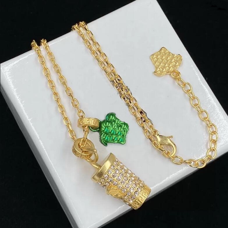 Fashionable New Designed Chain Necklaces & cup Pendants Women Banshee Medusa portrait 18K gold plated Necklace Pendant ladies Designer Jewelry GV99
Fashionable New Designed Chain Necklaces & cup Pendants Women Banshee Medusa portrait 18K gold plated Necklace Pendant ladies Designer Jewelry GV99