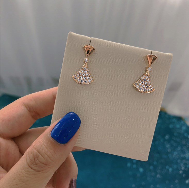 Stud Earrings Full Drill Fan Small Skirt 925 Silver High-end New Earrings Jewelry
Stud Earrings Full Drill Fan Small Skirt 925 Silver High-end New Earrings Jewelry
