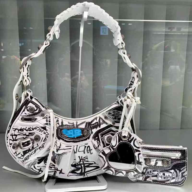 Popular Graffiti Locomotive Armpit Oblique Moon Bag Sale Stock Hot Show Genuine Leather Shoulder Bucket Woman Designer Handbags Tote, Black coating
Popular Graffiti Locomotive Armpit Oblique Moon Bag Sale Stock Hot Show Genuine Leather Shoulder Bucket Woman Designer Handbags Tote, Black coating
