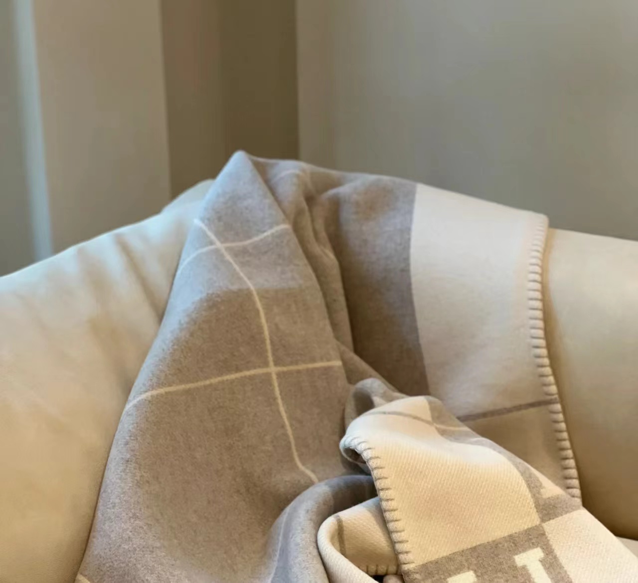 Luxury Designer H Beige Blankets letter Cashmere Soft Wool Scarf Shawl Portable Warm Sofa Bed Fleece Knitted Throw Blanket 130x180cm Spring Autumn Woman
Luxury Designer H Beige Blankets letter Cashmere Soft Wool Scarf Shawl Portable Warm Sofa Bed Fleece Knitted Throw Blanket 130x180cm Spring Autumn Woman