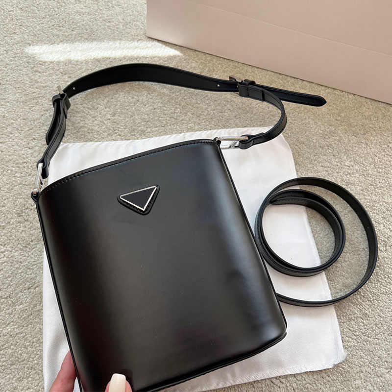 Evening Bags 2022 new Top Single Shoulder Bags Women's temperament Fashion Classic Underarm Bag Designer CrossBody, Black
Evening Bags 2022 new Top Single Shoulder Bags Women's temperament Fashion Classic Underarm Bag Designer CrossBody, Black