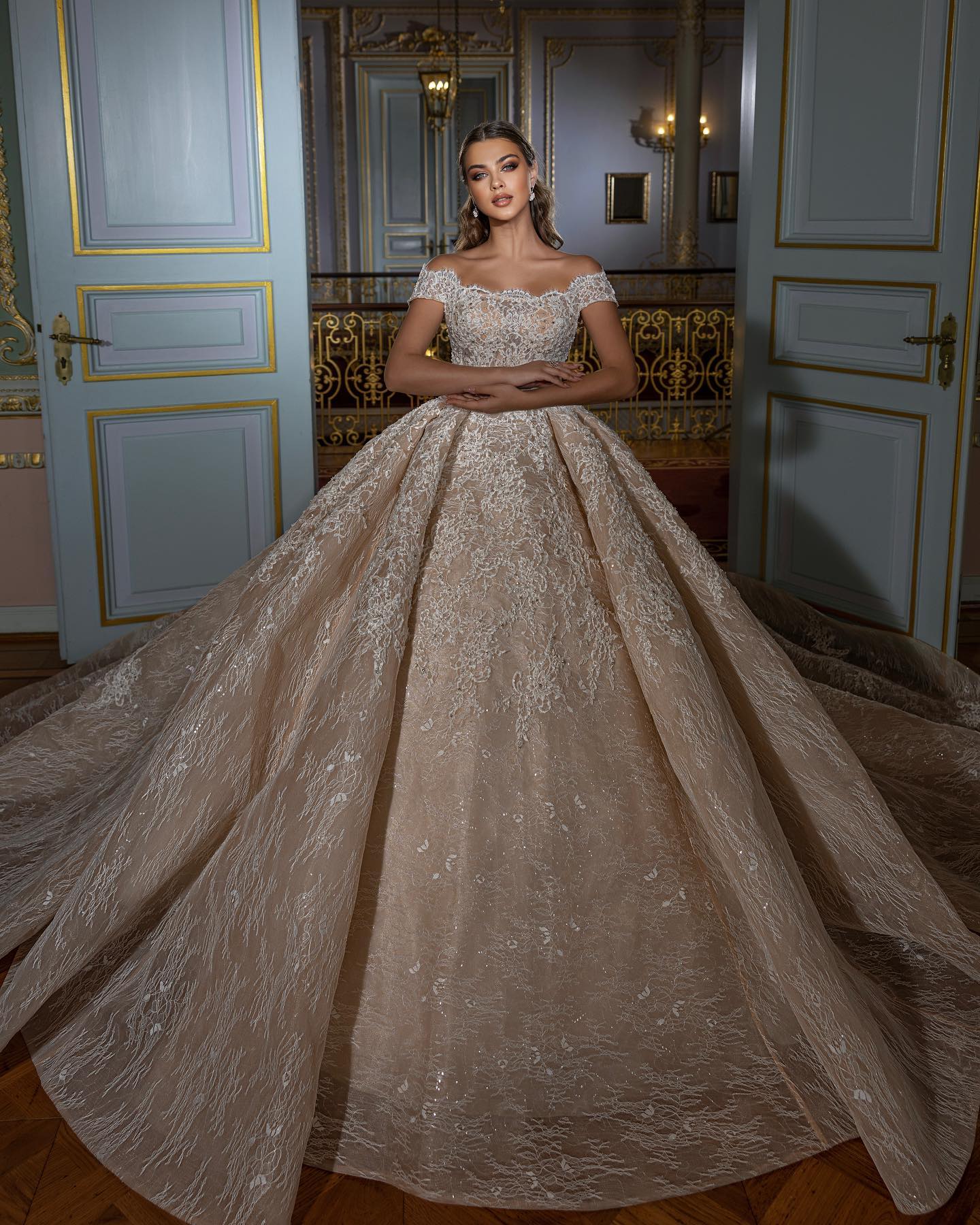 Vintage Dubai Ball Gown Wedding Dresses Bridal Gowns Crystal Off The Shoulder Arabic Lace Appliqued Robes De Mariee