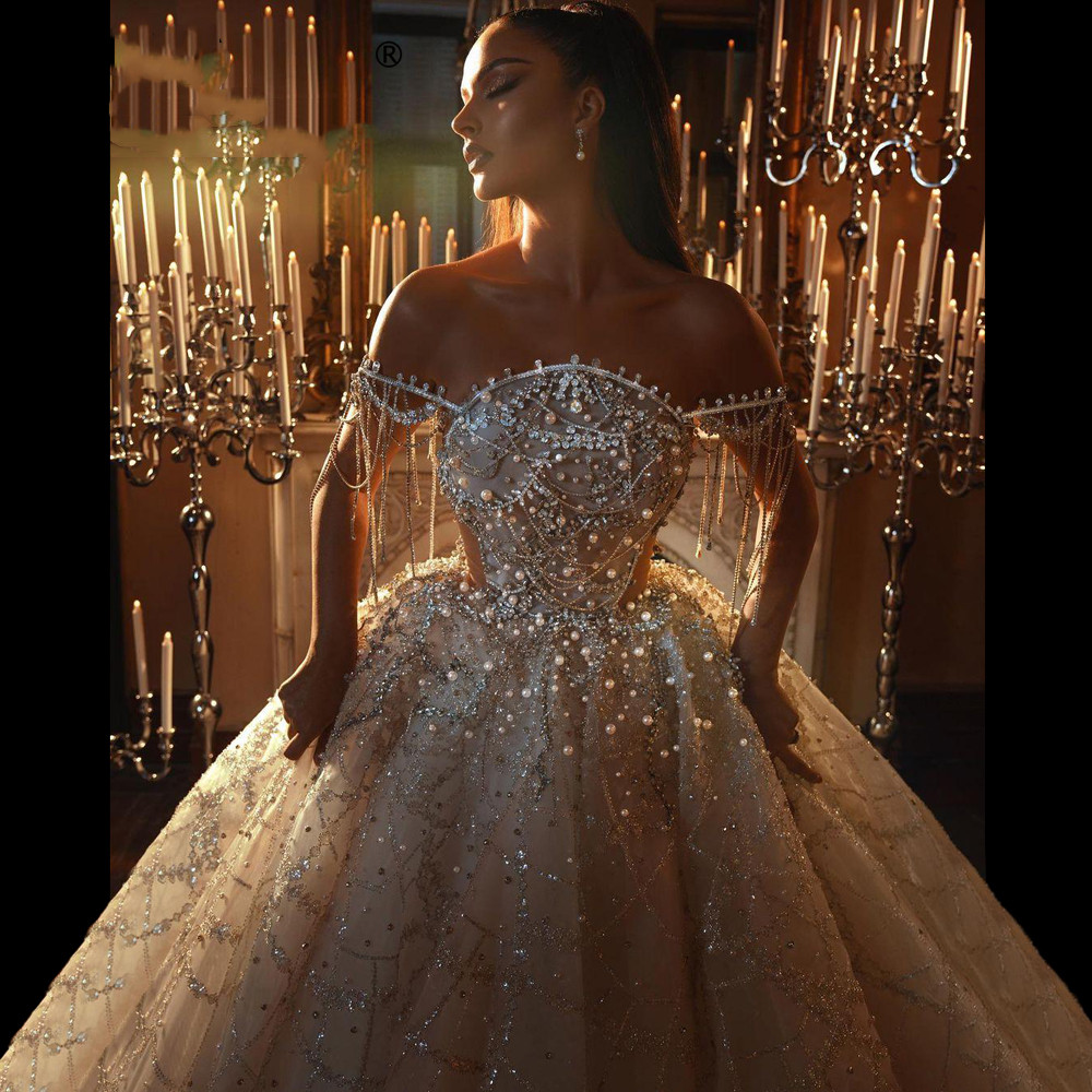 Exquisite Ball Gown Wedding Dresses Bateau Neck Sleeveless Off Shoulder Sequins Shiny Appliques Lace Ruffles Floor Length Bridal Gowns Plus Size robes