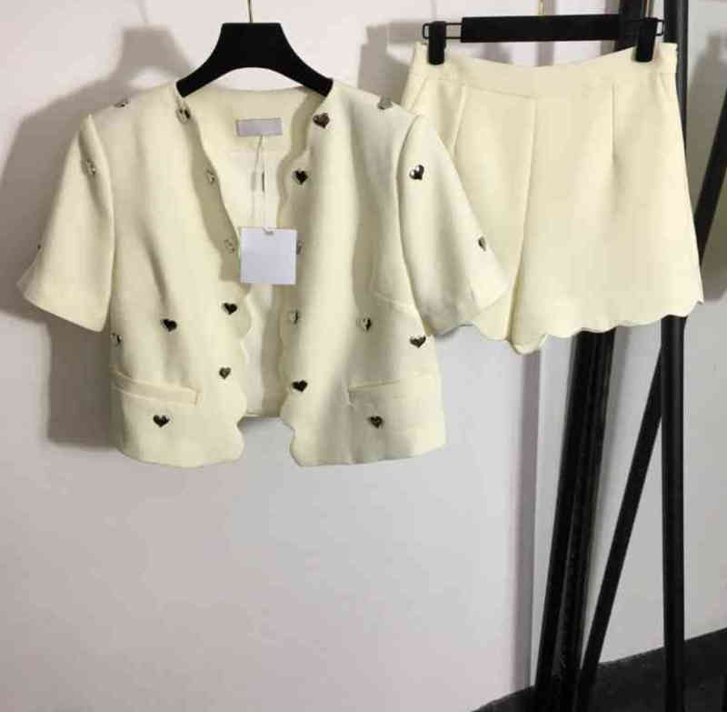 Womens Two Piece Pants Fashion Brand Button-embellished Cropped Cardigan Jacket With Shorts 2 Piece Sets Luxury Designer Tracksuits
Womens Two Piece Pants Fashion Brand Button-embellished Cropped Cardigan Jacket With Shorts 2 Piece Sets Luxury Designer Tracksuits