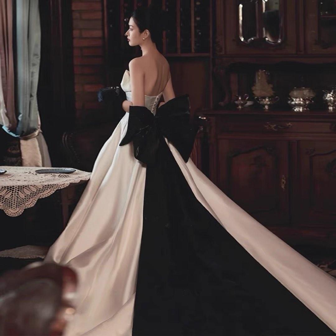 Vintage Black And White Wedding Dress Strapless Big Bow Back Simple A Line Satin Bridal Gowns Court Train Bride Reception Dresses With Velvet Gloves