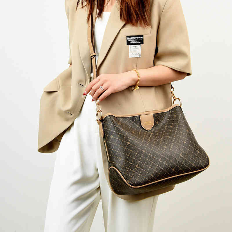 Women's bag 2022 new fashion high-capacity commuter messenger printed casual Handbags, Letter
Women's bag 2022 new fashion high-capacity commuter messenger printed casual Handbags, Letter