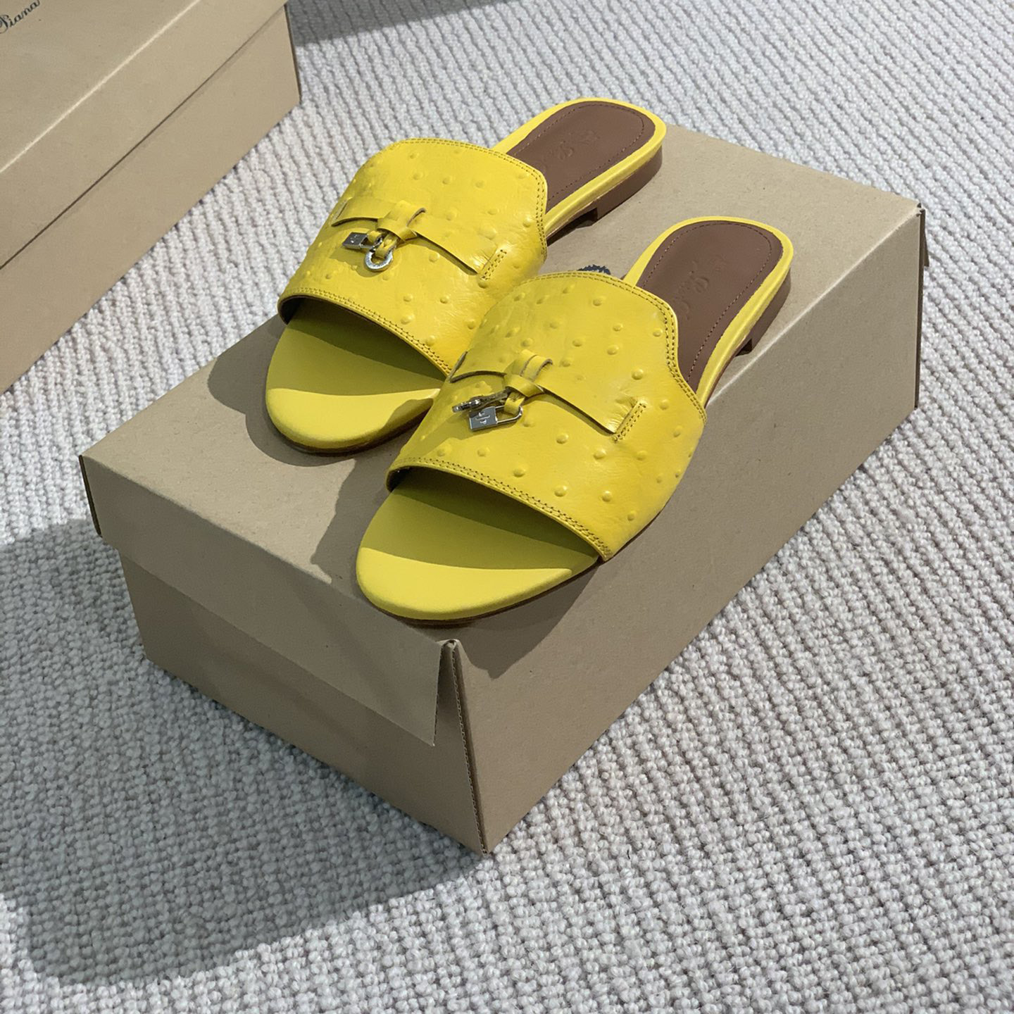 LP PIANA Summer slides embellished ostrich pattern slippers Luxe sandals shoes Genuine leather open toe casual flats for women Luxury Designers factory footwear, Yellow
LP PIANA Summer slides embellished ostrich pattern slippers Luxe sandals shoes Genuine leather open toe casual flats for women Luxury Designers factory footwear, Yellow