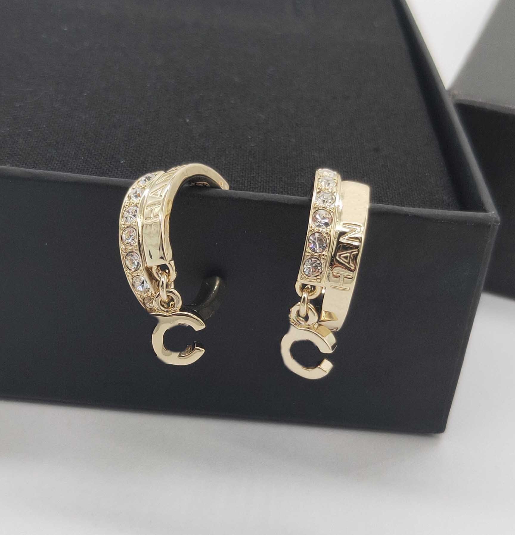2022 Luxury quality Charm drop earring with sparkly diamond and words 18k gold plated PS7201A
2022 Luxury quality Charm drop earring with sparkly diamond and words 18k gold plated PS7201A