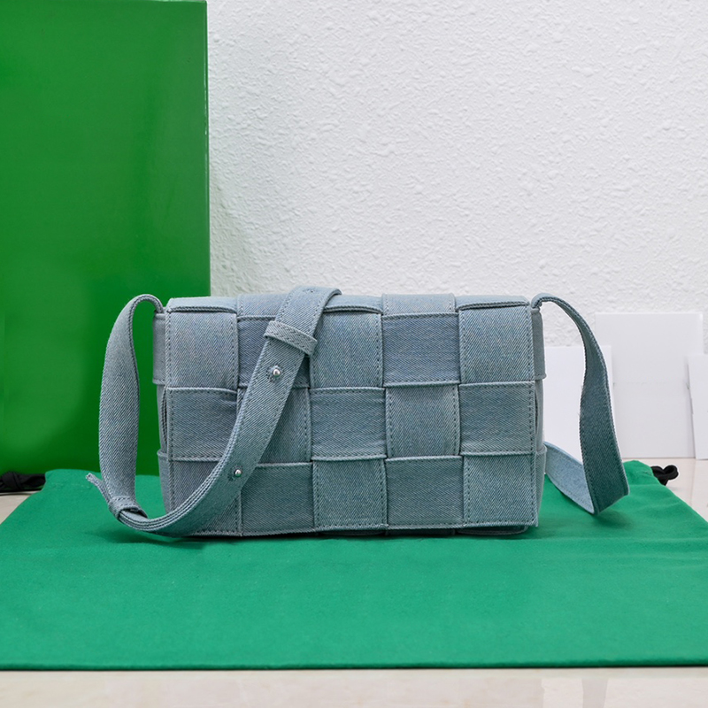 Cassette Bag Designer Luxurious Womens Crossbody Bags Designers Indigo Washed Jean Luxury Cross Body Luxuries for Woman with Box Dustbag, Picutre color
Cassette Bag Designer Luxurious Womens Crossbody Bags Designers Indigo Washed Jean Luxury Cross Body Luxuries for Woman with Box Dustbag, Picutre color