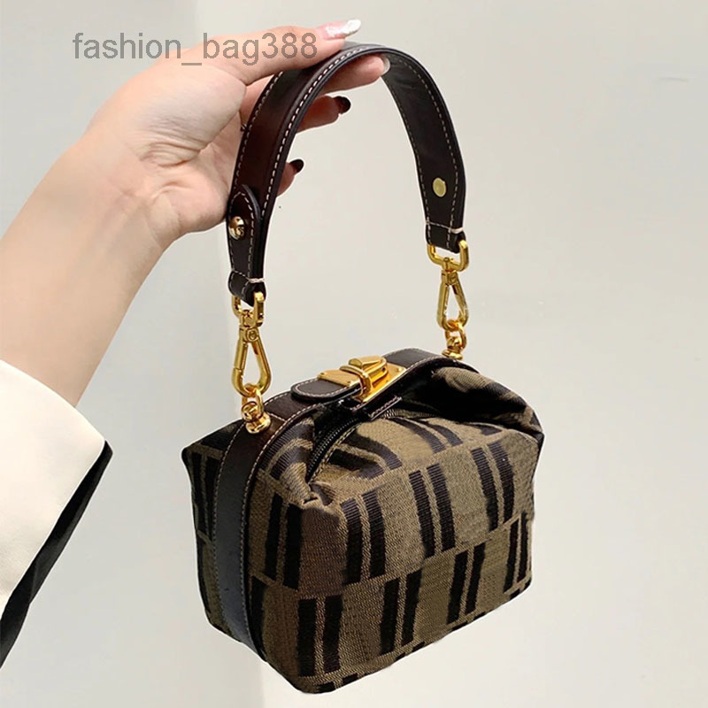 Evening Bags Tote Bag Women Handbag Shoulder Crossbody Bags Classic Letter Leather Canvas Splicing Hardware Buckle Cell Phone Pocket Purse Wallet
Evening Bags Tote Bag Women Handbag Shoulder Crossbody Bags Classic Letter Leather Canvas Splicing Hardware Buckle Cell Phone Pocket Purse Wallet