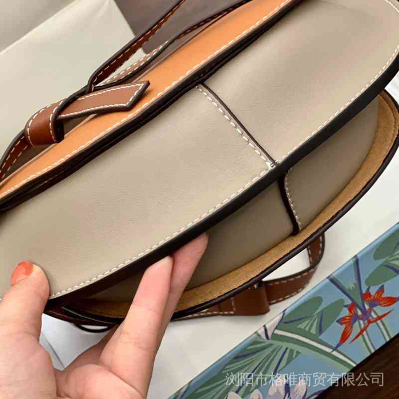 Designer Bag 2022 Lowee Vintage Canvas Hommack Fashion Handbag Geometric Saddle Commuter Leather Portable Pillow Embroidery Lady Bucket s 066k
Designer Bag 2022 Lowee Vintage Canvas Hommack Fashion Handbag Geometric Saddle Commuter Leather Portable Pillow Embroidery Lady Bucket s 066k