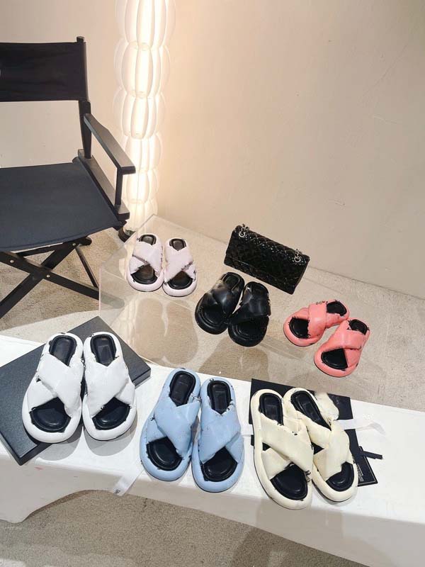 Designer Sandals Luxurious Fashion Flip-Flops Evening Classic Black with a retro yet sophisticated vibe Versatile one-piece slippers for any style, #21
Designer Sandals Luxurious Fashion Flip-Flops Evening Classic Black with a retro yet sophisticated vibe Versatile one-piece slippers for any style, #21
