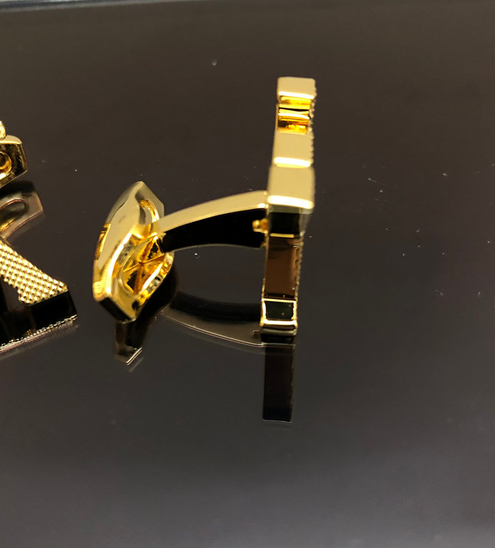 Luxury Designer Cufflinks Men Classic Letters Cuff Links Shirt Accessories Wedding Gifts Fashion Customize Jewelry Wedding Groom Cufflink TOP Quality
Luxury Designer Cufflinks Men Classic Letters Cuff Links Shirt Accessories Wedding Gifts Fashion Customize Jewelry Wedding Groom Cufflink TOP Quality