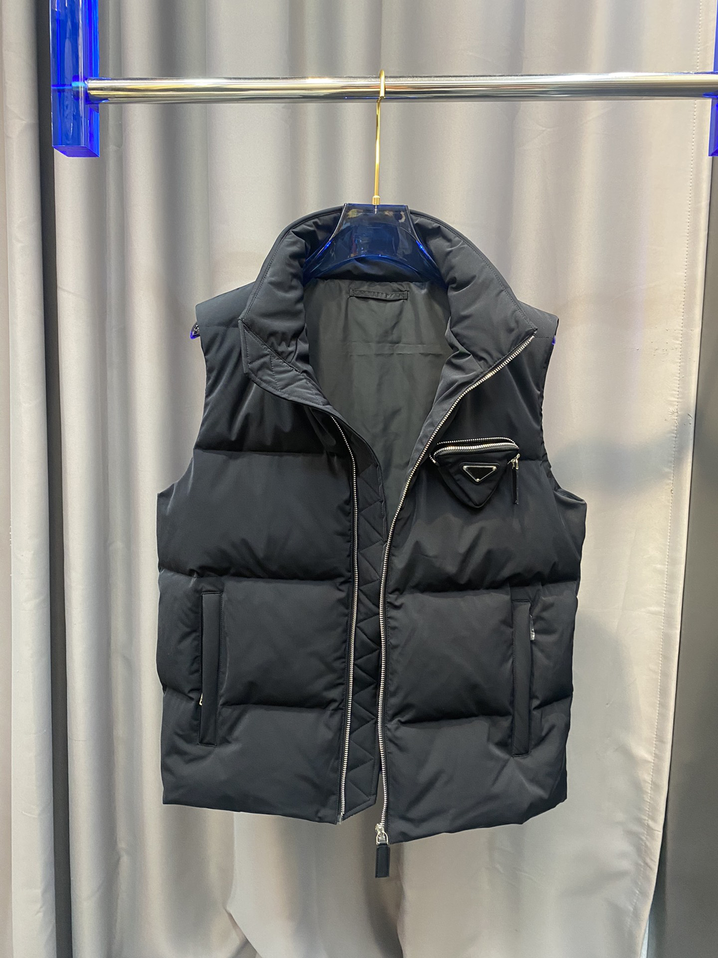 2022 Autumn and winter latest mens vest fashion pocket splicing design luxury zipper vertical collar top designer down vest, Black
2022 Autumn and winter latest mens vest fashion pocket splicing design luxury zipper vertical collar top designer down vest, Black