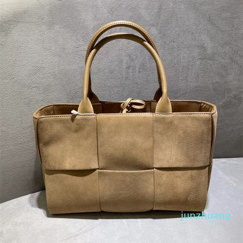 Designer handbag Shoulder tote bag Crossbody Arco Lady woman fashion shopping Leather Crochet weaving portable desighner luxury Totes pochette 2022, Caramel color-abrasive sand skin
Designer handbag Shoulder tote bag Crossbody Arco Lady woman fashion shopping Leather Crochet weaving portable desighner luxury Totes pochette 2022, Caramel color-abrasive sand skin