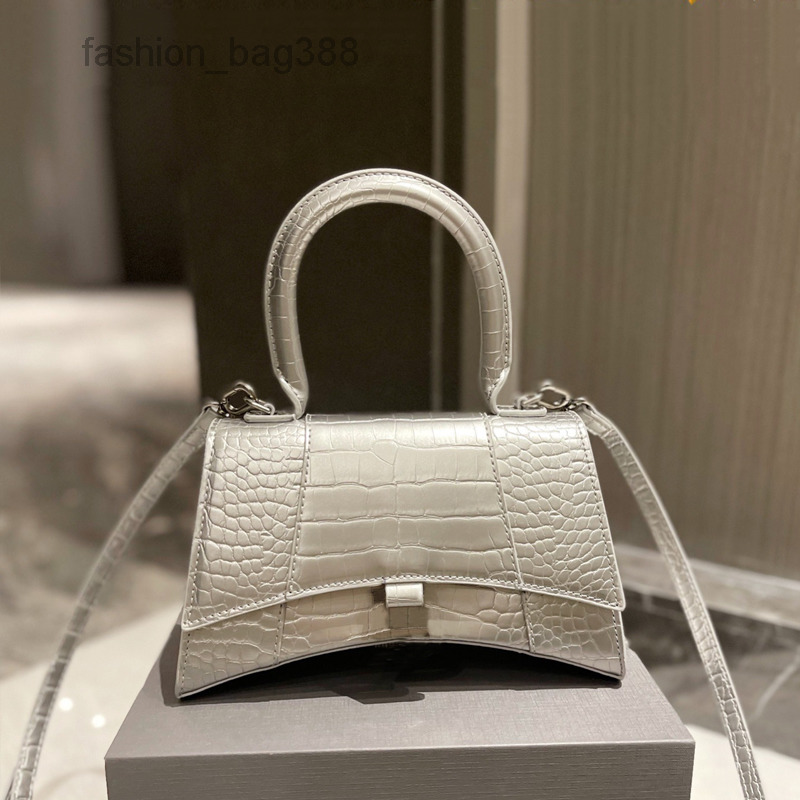 Evening Bags Crossbody Messenger Bag Women Fashion Handbags Classic Black Cowhide Material Buckle Flip Cover Lnternal Zip Pocket Female Totes
Evening Bags Crossbody Messenger Bag Women Fashion Handbags Classic Black Cowhide Material Buckle Flip Cover Lnternal Zip Pocket Female Totes