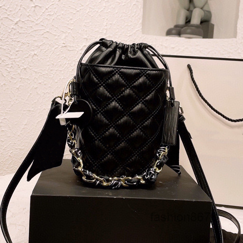 Designer 5a Totes Bucket Bag Crobody Bags Luxurious Handbag Mini 20cm Fashion Shoulder s Women Hbags Lambs Leather Clutch with Badge Gold Ch
Designer 5a Totes Bucket Bag Crobody Bags Luxurious Handbag Mini 20cm Fashion Shoulder s Women Hbags Lambs Leather Clutch with Badge Gold Ch