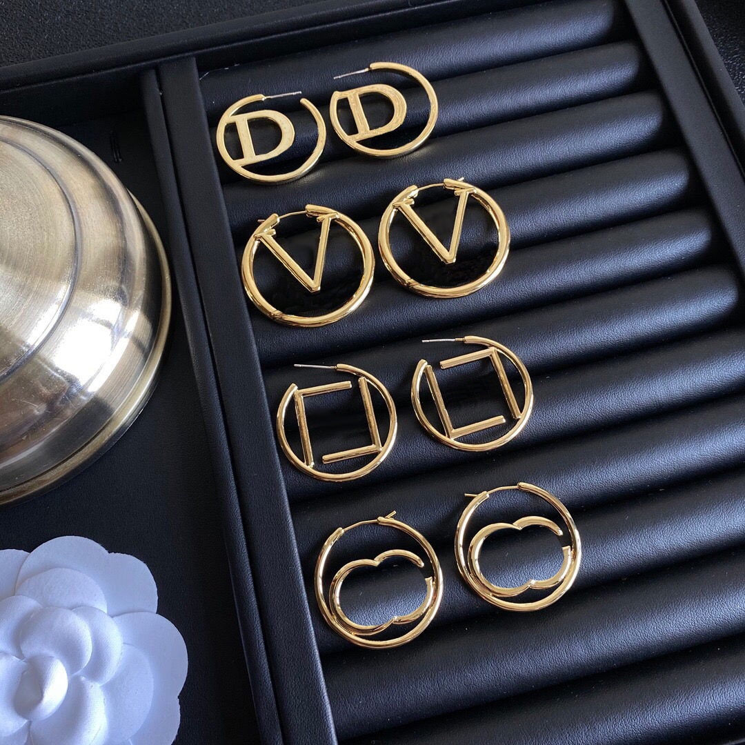 Stylish Gold Hoops Earbobs Charm Designer Letters Earrings Golden Round Eardrops Women Ear Studs With Stamps
Stylish Gold Hoops Earbobs Charm Designer Letters Earrings Golden Round Eardrops Women Ear Studs With Stamps