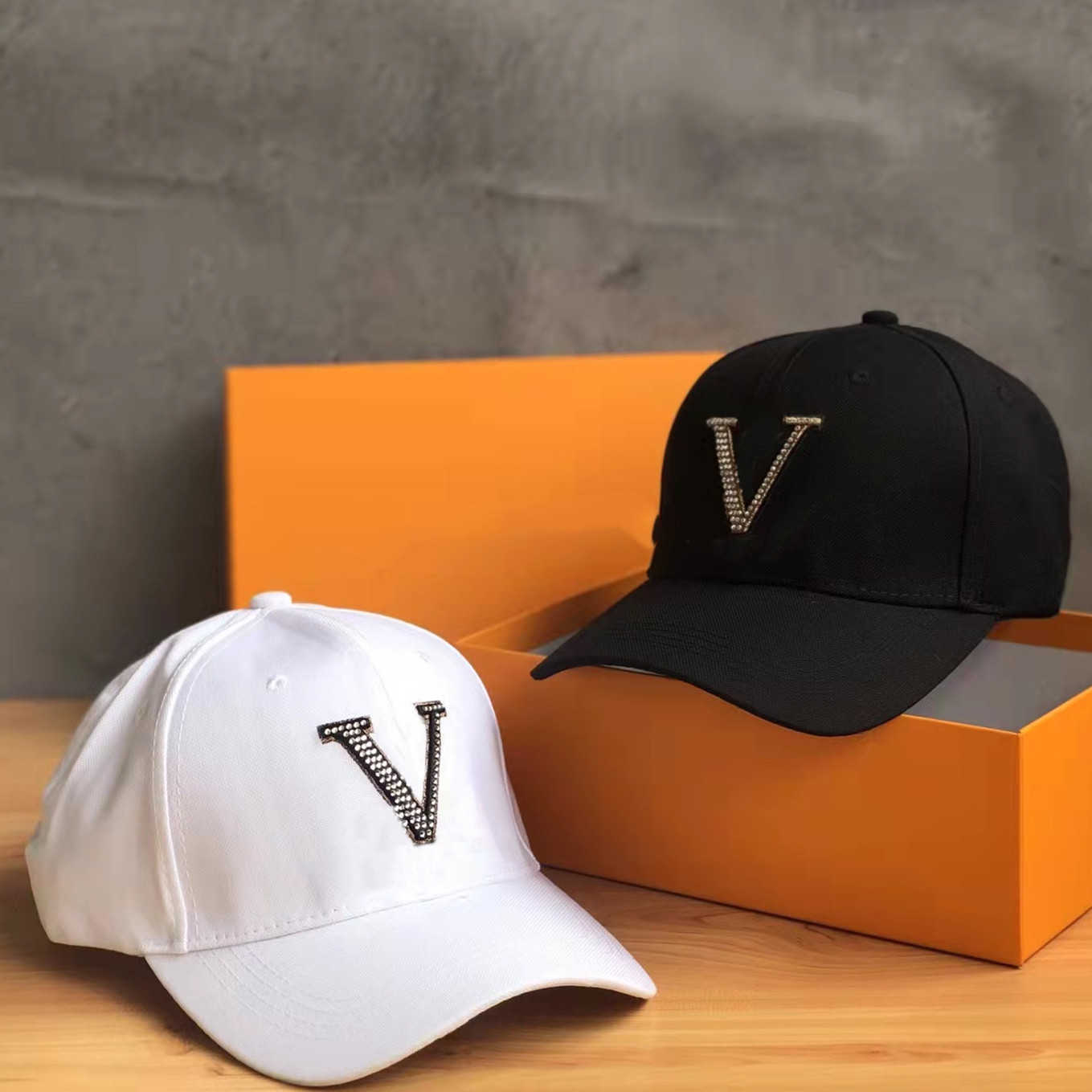 Fashion Designer Baseball Cap for Unisex Casual Sports Caps High Quality Sunshade Hat Personality Simple Letter Hats, Black no box
Fashion Designer Baseball Cap for Unisex Casual Sports Caps High Quality Sunshade Hat Personality Simple Letter Hats, Black no box