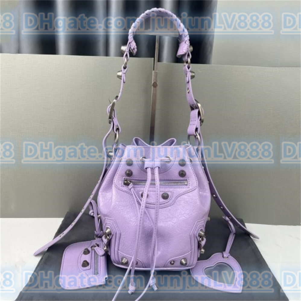 Top female lady cool girl Cosmetic Bags motorcycle bucket shoulder bag luxury designer leather ten font clutch wallet pocket vintage oil wax leather Purses, Paper box
Top female lady cool girl Cosmetic Bags motorcycle bucket shoulder bag luxury designer leather ten font clutch wallet pocket vintage oil wax leather Purses, Paper box