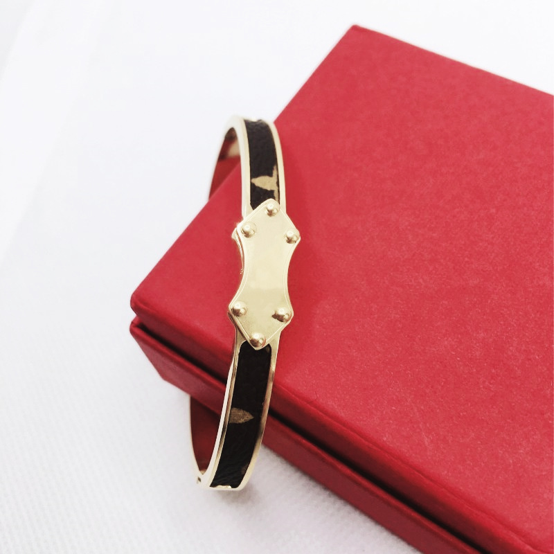 Bracelet Designer Ladies Luxury Charm bangle 18K Gold Girl Valentine's Day Love Gift 316L Stainless Steel Jewelry
Bracelet Designer Ladies Luxury Charm bangle 18K Gold Girl Valentine's Day Love Gift 316L Stainless Steel Jewelry