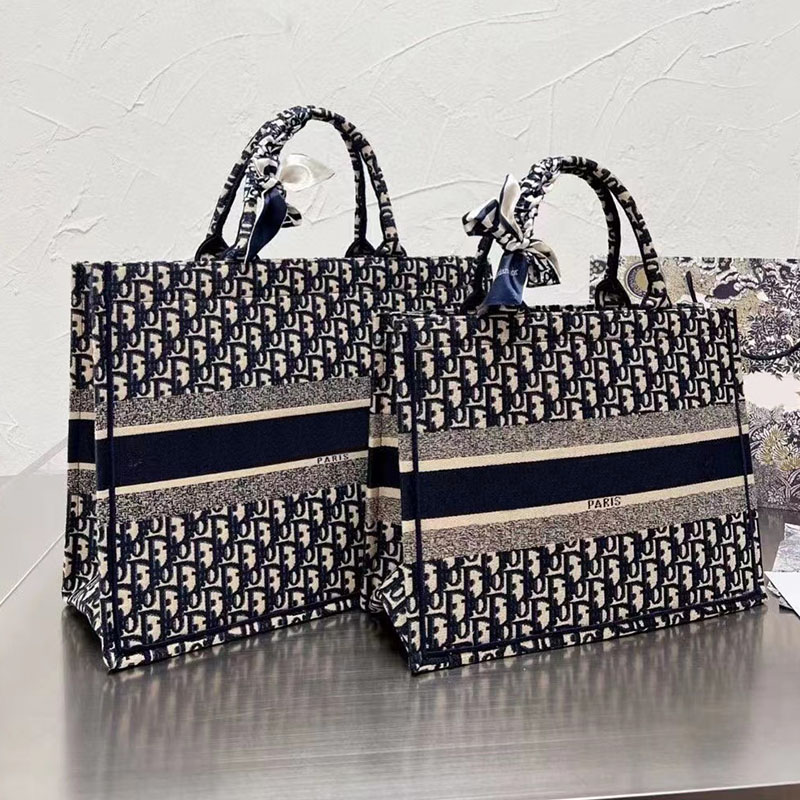 Original Totes Designers Bags Embroidery BOOK Handbag tote Women's Classic Handle Laptop Large Capacity Shopping Bag Commuting Canvas, #8
Original Totes Designers Bags Embroidery BOOK Handbag tote Women's Classic Handle Laptop Large Capacity Shopping Bag Commuting Canvas, #8