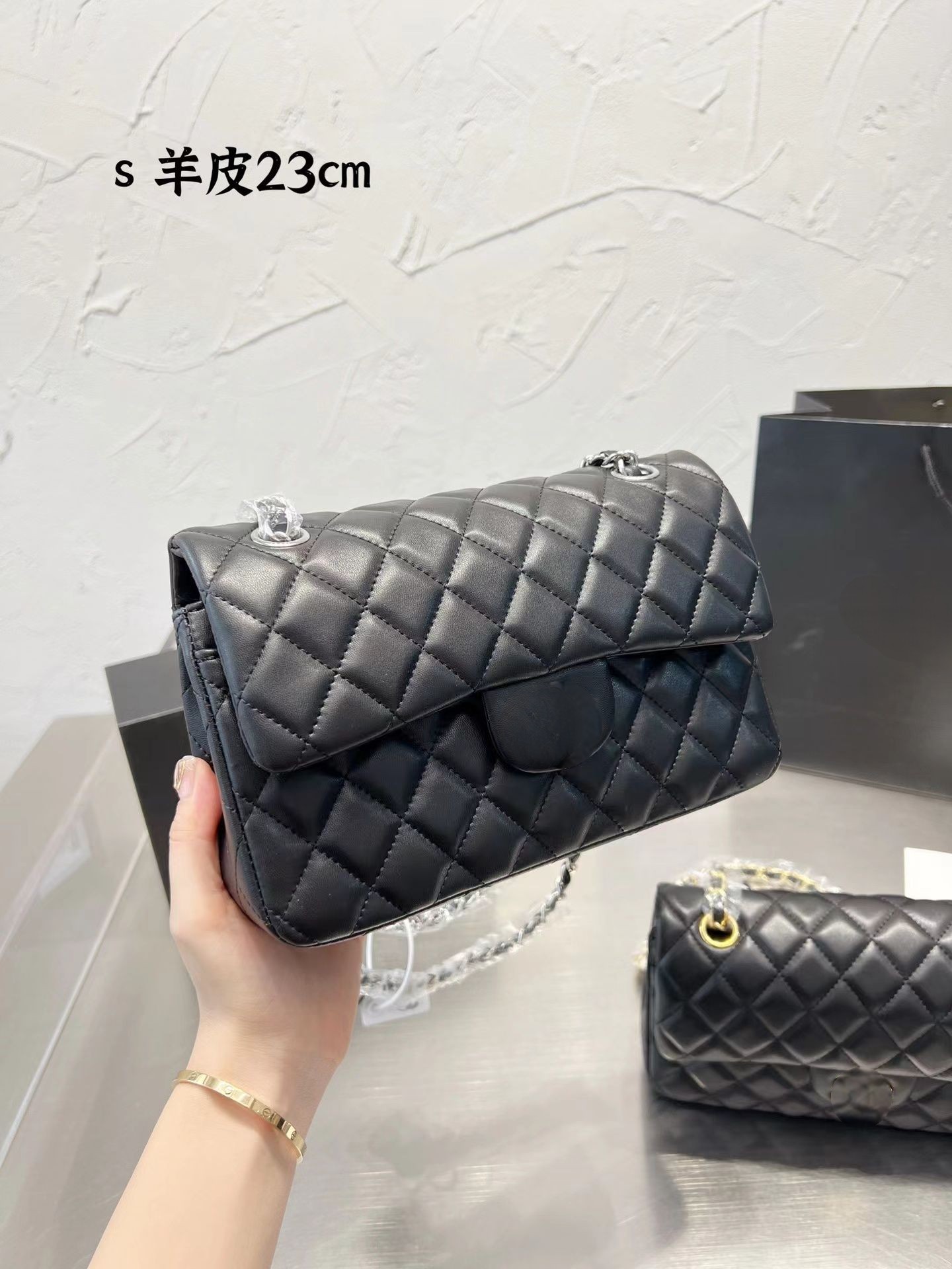 2022 Cc tote bag designer bags shoulder handbag the totes woman bag crossbody Quilted hand carry genuine leather casual fashion classic Gold buckle Silver clasp, Empty box
2022 Cc tote bag designer bags shoulder handbag the totes woman bag crossbody Quilted hand carry genuine leather casual fashion classic Gold buckle Silver clasp, Empty box