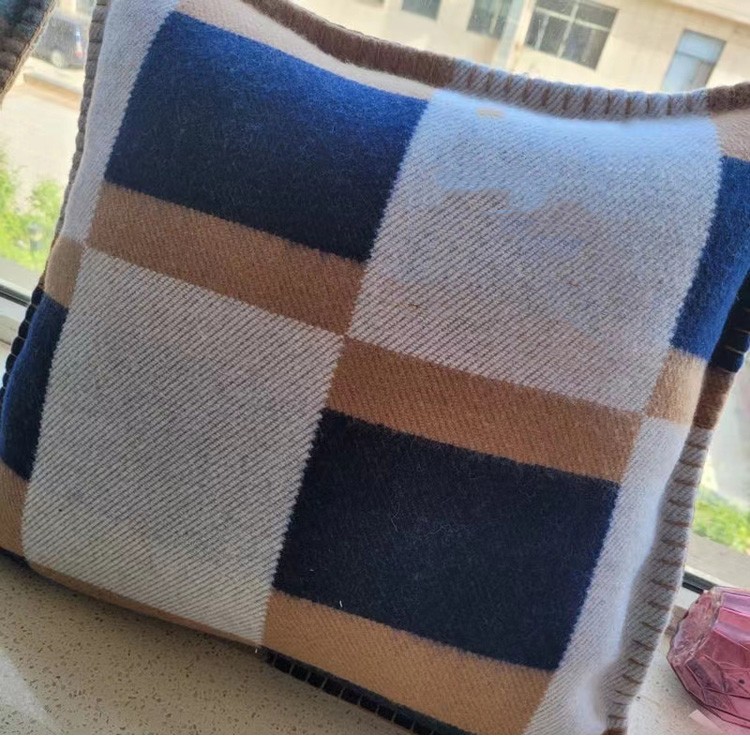 WOOL Cushion/Decorative Pillow H Nevy Gray Living room sofa Ins pillow home Luxury Horse 50&50cm
WOOL Cushion/Decorative Pillow H Nevy Gray Living room sofa Ins pillow home Luxury Horse 50&50cm
