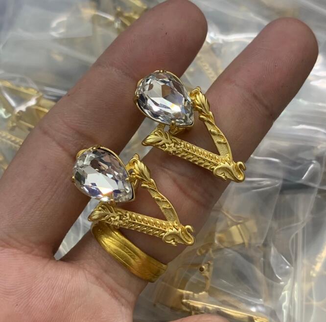 Fashion new designed V letter ladies Earing hoop Banshee Medusa head portrait 18K gold plated women earring stud Huggie Designer Jewelry E-93
Fashion new designed V letter ladies Earing hoop Banshee Medusa head portrait 18K gold plated women earring stud Huggie Designer Jewelry E-93